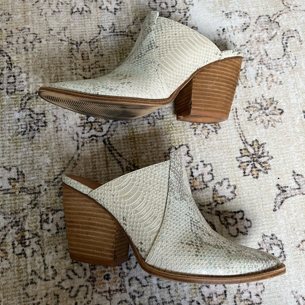 Chinese laundry snake skin mules heels 8.5 silver cream
